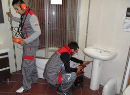 💧 شركة كشف تسربات بالخرج | الزين كلين | خبرة – دقة – ضمان مدى الحياة 🌟 مقدمة تسربات المياه من أكثر المشكلات المزعجة والخطيرة التي تواجه سكان الخرج، فهي لا تؤدي فقط إلى ارتفاع فواتير المياه بشكل مبالغ فيه، بل تسبب أيضًا تشققات في الجدران وتآكل الأسقف وانتشار الرطوبة والعفن الذي يهدد صحة الأسرة وسلامة المبنى. لذلك، إذا كنت تبحث عن شركة كشف تسربات بالخرج تتمتع بالخبرة، والمعدات الحديثة، والدقة في العمل، فلا تتردد في التواصل مع الزين كلين — الشركة الرائدة في مجال كشف وإصلاح تسربات المياه دون تكسير أو تخريب. 🏠 الزين كلين: لأن الكشف المبكر عن التسربات يحمي منزلك ويوفر أموالك. 🏢 من نحن؟ الزين كلين هي شركة سعودية متخصصة في كشف تسربات المياه بالخرج باستخدام أحدث الأجهزة المعتمدة من شركة المياه الوطنية. نمتلك فريقًا فنيًا مدربًا على أعلى مستوى لتحديد مصدر التسرب بدقة متناهية، سواء كان في الأنابيب الداخلية أو الخارجية، دون الحاجة إلى تكسير الجدران أو الأرضيات. تعمل شركتنا منذ أكثر من 10 سنوات في هذا المجال، وقد اكتسبت سمعة طيبة بين العملاء في الخرج بفضل الجودة العالية والخدمة السريعة والأسعار التنافسية. 🎯 هدفنا أن نكون الاختيار الأول لكل من يعاني من مشاكل التسربات في الخرج، عبر تقديم حلول جذرية وسريعة تضمن راحة العميل وسلامة المنشأة. 🚰 ما هي مشكلة تسرب المياه ولماذا تحدث؟ تسرب المياه هو تسرب كميات من المياه من الأنابيب أو الخزانات أو الأسطح إلى الجدران أو الأرضيات أو الأسقف دون أن يلاحظها المستخدم في البداية. مع مرور الوقت، تتفاقم المشكلة وتبدأ علامات التلف بالظهور. أبرز أسباب تسربات المياه: 1️⃣ تهالك مواسير المياه القديمة. 2️⃣ استخدام مواد سباكة رديئة أثناء التركيب. 3️⃣ ضغط المياه العالي داخل المواسير. 4️⃣ تلف في عزل الخزانات أو الأسطح. 5️⃣ عدم صيانة دورية لشبكة المياه. 💡 الحل ليس في إيقاف التسرب مؤقتًا، بل في تحديد مكانه بدقة وإصلاحه من الجذر. 🧰 خدمات شركة الزين كلين لكشف تسربات المياه بالخرج نحن نقدم مجموعة متكاملة من خدمات الكشف والصيانة والعزل لضمان القضاء التام على التسربات، وتشمل خدماتنا ما يلي: 🔹 أولًا: كشف تسربات المياه بأحدث الأجهزة نستخدم أجهزة إلكترونية متطورة تعتمد على الذبذبات الصوتية والحرارية لتحديد مكان التسرب بدقة دون أي تكسير. من أبرز الأجهزة التي نعتمدها: جهاز الاكيوفون الألماني لتحديد التسربات الداخلية. جهاز الترمو سكان الحراري لتتبع الرطوبة في الجدران. أجهزة ضغط المياه الحديثة لاختبار الشبكات. 🎯 دقة تصل إلى 99% في تحديد موقع التسرب. 🔹 ثانيًا: كشف تسربات الخزانات تُعتبر الخزانات من أكثر الأماكن عرضة للتسرب بسبب العوامل الجوية والحرارة العالية. نقوم بفحص الخزانات العلوية والأرضية باستخدام أجهزة حساسة للكشف عن أدق التسربات في الجدران أو القاع. كما نقدم خدمة عزل الخزانات بمواد معتمدة من وزارة البيئة والمياه والزراعة لضمان عدم حدوث التسرب مجددًا. 💧 ضمان على العزل يمتد حتى 10 سنوات من الزين كلين. 🔹 ثالثًا: كشف تسربات الأسطح الأسطح المكشوفة تتأثر بالأمطار والرطوبة وحرارة الشمس، مما يؤدي لتشقق طبقات العزل وتسرب المياه إلى داخل المبنى. نعتمد على تقنيات العزل المائي والحراري الحديثة ونقدم خدمة فحص الأسطح بالكامل باستخدام أجهزة التصوير الحراري لتحديد أماكن التسرب قبل إصلاحها. 🏗️ مع الزين كلين، أسطح منزلك تبقى جافة ومحمية طوال العام. 🔹 رابعًا: كشف تسربات الحمامات والمطابخ هذه الأماكن هي أكثر النقاط عرضة للتسرب بسبب كثرة استخدام المياه. يقوم فنيونا بفحص جميع وصلات السباكة تحت المغاسل وخلف الجدران وحول قواعد المراحيض بدقة عالية، مع معالجة فورية لأي تسرب دون تكسير. 🚿 نحافظ على نظافة المكان أثناء العمل وننهي المهمة خلال ساعات قليلة. 🔹 خامسًا: صيانة وإصلاح التسربات بعد تحديد مكان التسرب، نقوم بإصلاحه باستخدام أفضل المواد والعوازل المتوفرة في السوق السعودي. نستخدم أنابيب معتمدة من وزارة المياه، ومونة مقاومة للرطوبة، ومواد مانعة للتسرب طويلة الأمد. 🧑🔧 إصلاح سريع – نتيجة مضمونة – بدون تكسير أو فوضى. 💎 مميزات شركة الزين كلين لكشف تسربات المياه بالخرج نحن في الزين كلين لا ننافس على السعر فقط، بل على جودة الخدمة ورضا العميل، ولهذا نتميز عن غيرنا بـ: 1️⃣ استخدام أجهزة كشف متطورة ألمانية الصنع. 2️⃣ فريق فني مدرب بخبرة تتجاوز 10 سنوات. 3️⃣ تقديم تقرير فني معتمد يمكن تقديمه لشركة المياه الوطنية. 4️⃣ إصلاح التسربات دون تكسير أو إزعاج. 5️⃣ أسعار مناسبة تناسب جميع الفئات. 6️⃣ ضمان على جميع الأعمال يصل إلى 10 سنوات. 7️⃣ سرعة في الاستجابة خلال 60 دقيقة داخل الخرج. 8️⃣ خدمة طوارئ على مدار 24 ساعة. 9️⃣ التزام تام بالمواعيد والنظافة أثناء وبعد العمل. 🔟 استشارات مجانية عبر الهاتف. 🌟 الزين كلين – الجودة عنواننا، والرضا هدفنا. 💰 أسعار كشف تسربات المياه بالخرج تختلف الأسعار حسب نوع التسرب والمكان المستخدم فيه، ولكننا في الزين كلين نقدم دائمًا أسعارًا عادلة ومناسبة مع ضمان الخدمة. نوع الخدمة السعر التقريبي (ريال سعودي) يشمل كشف تسرب بسيط في الحمام من 150 إلى 250 باستخدام الأجهزة فقط كشف تسرب شامل في المنزل من 250 إلى 400 فحص + تقرير فني كشف تسربات الخزان من 300 إلى 600 فحص كامل + عزل عند الطلب كشف تسرب الأسطح من 400 إلى 700 باستخدام الكاميرا الحرارية 💵 الأسعار تقديرية وتختلف حسب الحالة، لكننا نضمن لك أقل سعر مقابل أعلى جودة. 🏙️ المناطق التي نخدمها داخل الخرج نغطي جميع أحياء ومناطق محافظة الخرج والمراكز المجاورة: 📍 حي الخالدية – حي السهباء – حي اليمامة – حي الورود – حي القطار – حي الزاهر – حي الفيصلية – حي الصناعية – حي الرفاع – الدلم – اليمامة – الزاهر – الهياثم – وغيرها. 🚐 نصل إليك أينما كنت في الخرج خلال ساعة واحدة فقط من الاتصال. 🧠 نصائح الزين كلين لتجنب تسربات المياه 1️⃣ قم بفحص دوري لأنابيب المياه كل 6 أشهر. 2️⃣ راقب عداد المياه في حال لاحظت زيادة غير مبررة في الفاتورة. 3️⃣ لا تستخدم مواد سباكة مجهولة المصدر. 4️⃣ حافظ على العزل الجيد للأسطح والخزانات. 5️⃣ اتصل بفني مختص فور ملاحظتك لأي رطوبة أو بقع ماء. 💡 تذكّر: الوقاية من التسرب أرخص من إصلاح الأضرار بعد وقوعها. 🧾 لماذا تختار الزين كلين دون غيرها؟ لأننا لا نقدم وعودًا فقط، بل نتائج مضمونة بشهادة عملائنا. نعتمد على التكنولوجيا بدل التكسير، وعلى الجودة بدل العشوائية، وعلى المصداقية بدل المبالغة. 🛠️ الزين كلين: خبرة – التزام – نتائج تفوق التوقعات. 📞 تواصل معنا 📍 العنوان: الخرج – المملكة العربية السعودية 📱 اتصل الآن: متاحون 24 ساعة في اليوم 🌐 الموقع الإلكتروني: الزين كلين 📧 البريد الإلكتروني: info@alzainclean.com 💧 الزين كلين – نحمي منزلك من التسربات قبل أن تتحول إلى كارثة!